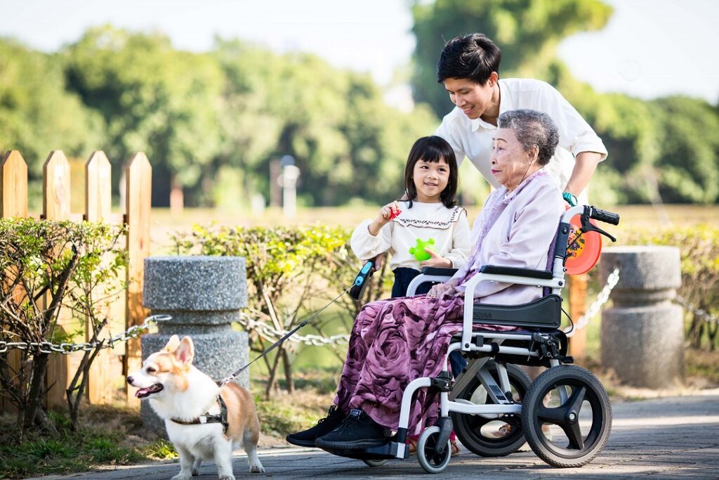 Những Sai Lầm Phổ Biến Khi Chọn Mua Xe Lăn Cho Người Già Những Sai Lầm Phổ Biến Khi Chọn Mua Xe Lăn Cho Người Già